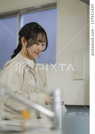 年輕女子在廚房做飯 137911429