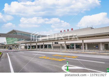 北海道旭川市,熱門旅遊勝地美瑛最近的機場,陽光明媚的旭川機場 北海道旭川市,熱門旅遊勝地美瑛最近的機場,陽光明媚的旭川機場 137911927