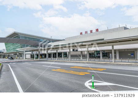 北海道旭川市，熱門旅遊勝地美瑛最近的機場，陽光明媚的旭川機場 137911929