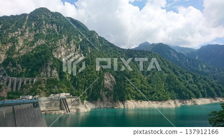 夏季，從黑部水壩眺望立山黑部阿爾卑斯山脈路線上的黑部湖 137912166
