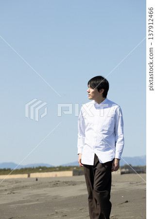Portrait of a man gazing into the distance Portrait of a man gazing into the distance 137912466