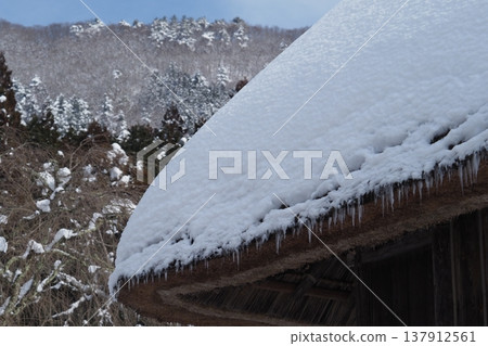 美山地區的房屋屋頂、山脈和藍天。 美山地區的房屋屋頂、山脈和藍天。 137912561