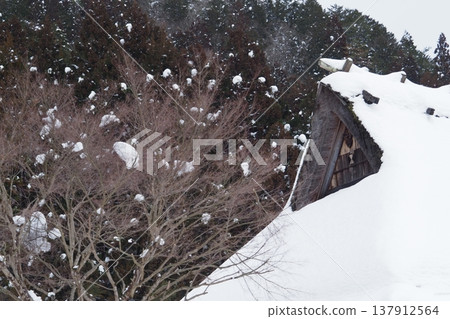 Miyama's roof and snow 137912564