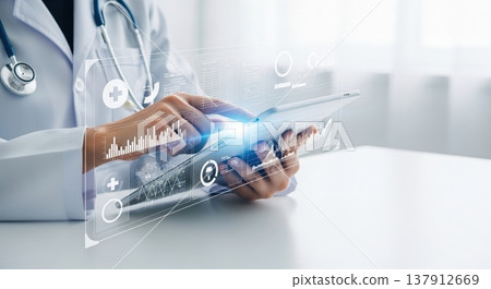 醫生使用平板電腦進行診斷的特寫鏡頭，以及利用人工智慧、資訊科技和數位化診斷進行診斷的醫療、科學和保險應用影像，高清 137912669