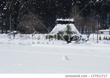 京都美山茅草屋頂與雪景 京都美山茅草屋頂與雪景 137912717