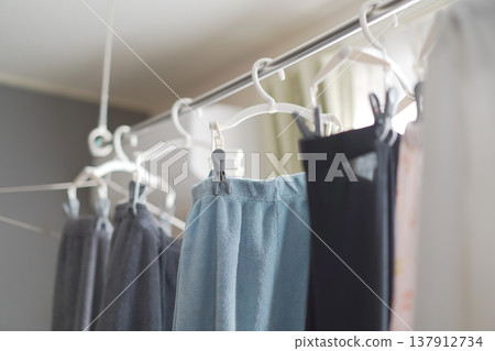 想像一下在陽光明媚的日子裡在室內晾衣服。 137912734