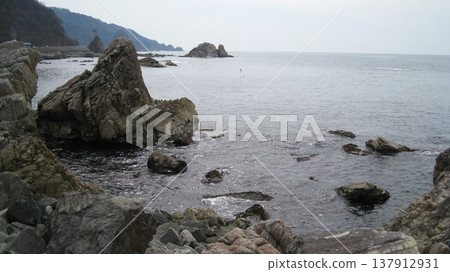 日本海以及散落在風景優美的笹川流沿岸的奇形怪狀的岩石 137912931