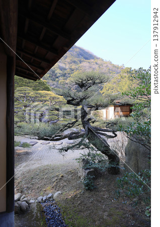 從「栗林庭園」特選風景區菊月亭的茶室可以眺望初見館和紫雲山。 137912942