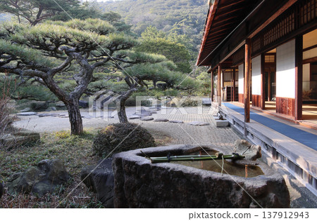 在栗林庭園西庭菊月亭（特級風景區）舉行的今年首場墊子觀賞活動。 137912943