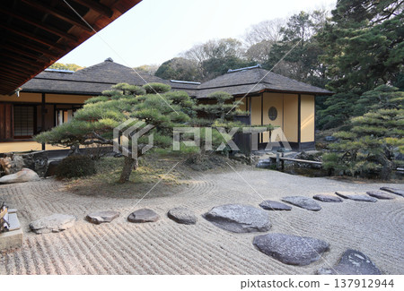 栗林園菊月亭庭園，風景名勝區，以及庭園後方的茶室。 137912944