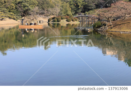 從菊月亭的陽台上眺望南湖,菊月亭是位於「栗林庭園」特別指定風景名勝區的茶室。 從菊月亭的陽台上眺望南湖,菊月亭是位於「栗林庭園」特別指定風景名勝區的茶室。 137913006