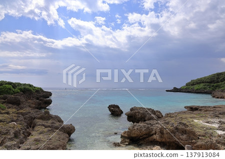 刮著風,陽光偶爾灑下,英雅海洋花園的海面景色。 刮著風,陽光偶爾灑下,英雅海洋花園的海面景色。 137913084