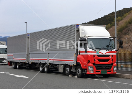 雙聯卡車圖片 雙聯卡車圖片 137913156