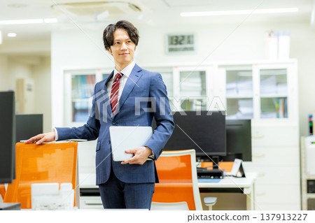 Business people working in the office 137913227