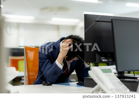 商人抱著他的頭 137913241