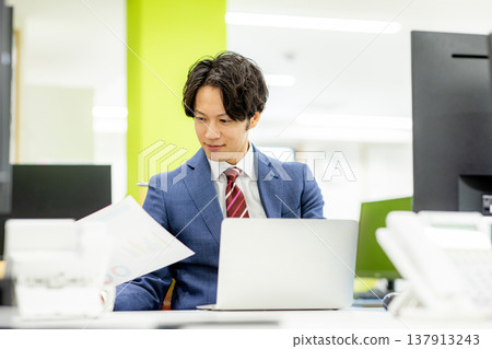 在辦公室工作的商人 137913243