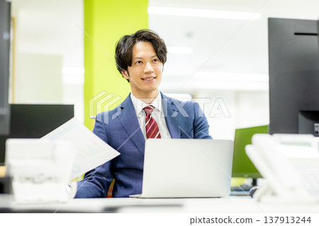 在辦公室工作的商人 137913244
