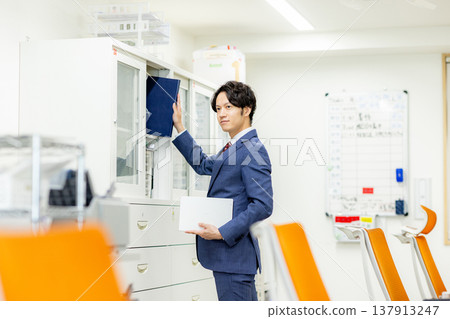 Office businessman 137913247