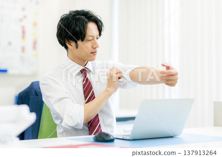 Businessman office 137913264