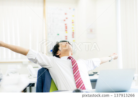 A businessman growing A businessman growing 137913266