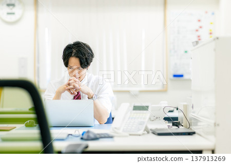 Business people working in the office 137913269
