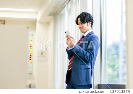 一個操作智能手機的人 137913279