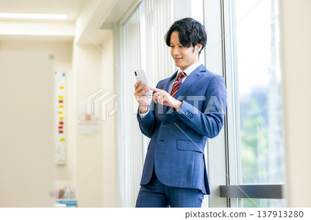一個操作智能手機的人 137913280