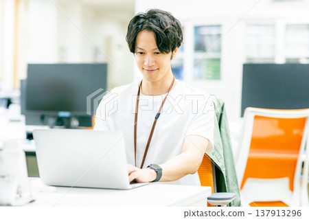 A young businessman 137913296