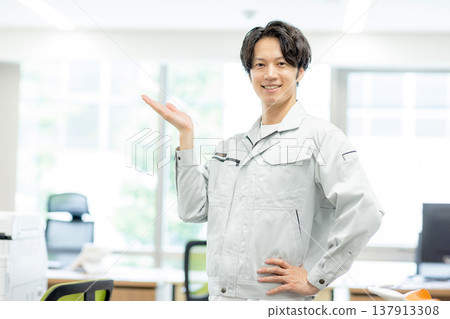 A man wearing work clothes 137913308