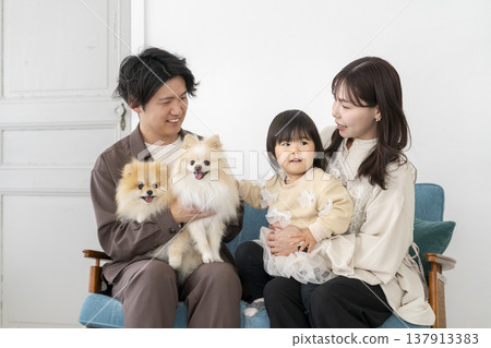 一個年輕的家庭養了兩隻寵物狗 137913383