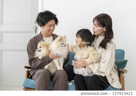 一個年輕的家庭養了兩隻寵物狗 137913421