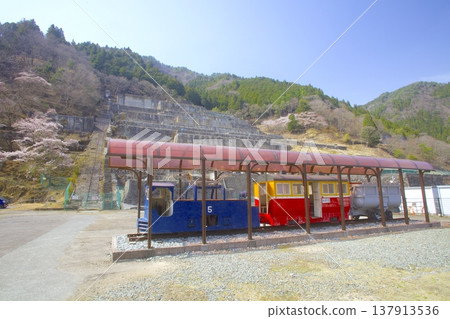 The Mikobata Ore Dressing Plant displays and preserves the "One Yen Train," the "Silver Carriage Road," and other modern industrial heritage sites. The Mikobata Ore Dressing Plant displays and preserves the "One Yen Train," the "Silver Carriage Road," and other modern industrial heritage sites. 137913536