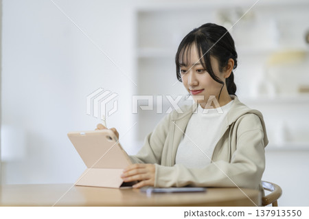 用平板電腦學習的女學生 137913550