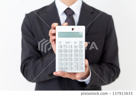 身著西裝、手持計算機的中年男性商人 身著西裝、手持計算機的中年男性商人 137913635