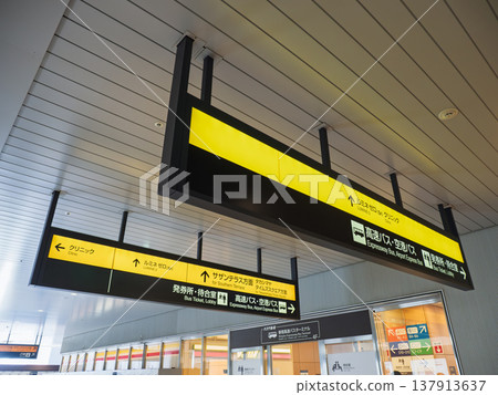 Ceiling-mounted directional signs within the bus terminal Ceiling-mounted directional signs within the bus terminal 137913637