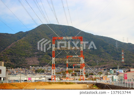 懸索塔(藍天背景) 懸索塔(藍天背景) 137913744