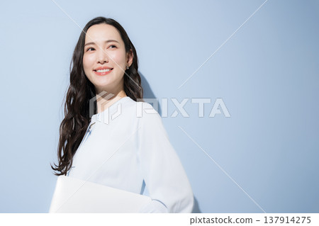 A business advertisement image representing job change recruitment and the aspirations of talent and careers, with a vertical light blue background. 137914275