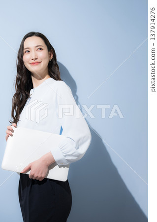 一張廣告圖片,描繪了求職招聘以及人才和職業發展的願望,背景為淺藍色背景。 一張廣告圖片,描繪了求職招聘以及人才和職業發展的願望,背景為淺藍色背景。 137914276
