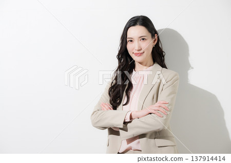 A Japanese woman in a cute suit smiles directly at the camera, conveying a spring-like business image full of happiness, success, and confidence. A Japanese woman in a cute suit smiles directly at the camera, conveying a spring-like business image full of happiness, success, and confidence. 137914414