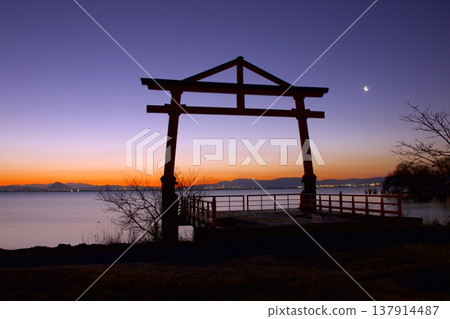 The "Seven Willow Gates" and Lake Biwa bathed in the morning light / Sakamoto Castle Ruins Park (a place associated with Akechi Mitsuhide) The "Seven Willow Gates" and Lake Biwa bathed in the morning light / Sakamoto Castle Ruins Park (a place associated with Akechi Mitsuhide) 137914487