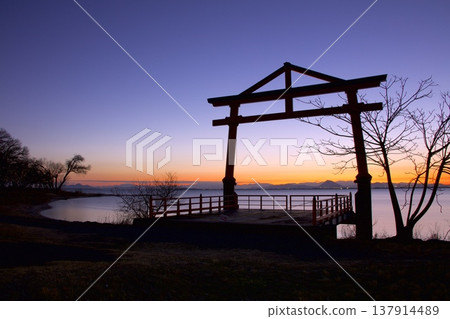 晨光中的「七柳門」和琵琶湖 / 坂本城遺址公園(與明智光秀相關的地方) 晨光中的「七柳門」和琵琶湖 / 坂本城遺址公園(與明智光秀相關的地方) 137914489