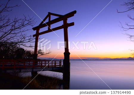 The "Seven Willow Gates" and Lake Biwa bathed in the morning light / Sakamoto Castle Ruins Park (a place associated with Akechi Mitsuhide) 137914490
