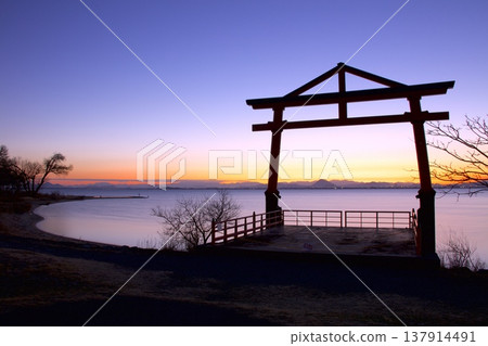 晨光中的「七柳門」和琵琶湖 / 坂本城遺址公園(與明智光秀相關的地方) 晨光中的「七柳門」和琵琶湖 / 坂本城遺址公園(與明智光秀相關的地方) 137914491