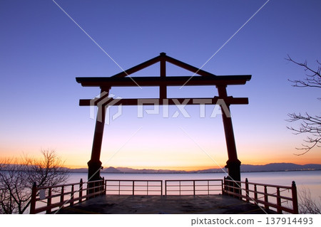The "Seven Willow Gates" and Lake Biwa bathed in the morning light / Sakamoto Castle Ruins Park (a place associated with Akechi Mitsuhide) The "Seven Willow Gates" and Lake Biwa bathed in the morning light / Sakamoto Castle Ruins Park (a place associated with Akechi Mitsuhide) 137914493
