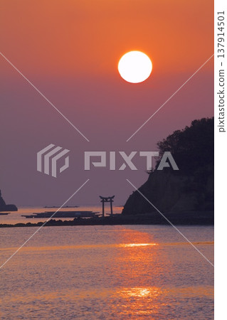 Nagashima Shrine's torii gate (Tegami Island) and the rising sun 137914501