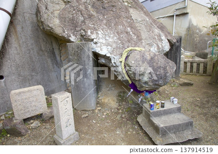 位於家島(家島群島之一)毛良港的「東加梅桑」是一塊形狀奇特的岩石,人們認為它是掌管航行安全的水神。 位於家島(家島群島之一)毛良港的「東加梅桑」是一塊形狀奇特的岩石,人們認為它是掌管航行安全的水神。 137914519