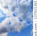 漂浮在藍天上的雲彩 137915365