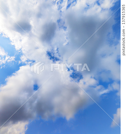 漂浮在藍天上的雲彩 137915365