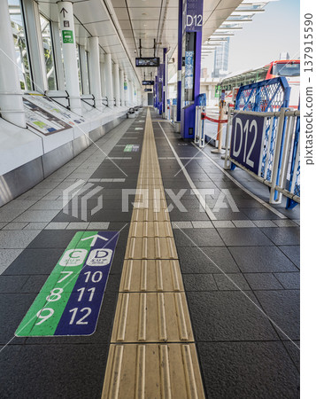 高速公路公車站地面通道和地面引導標誌 137915590