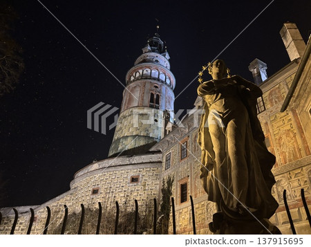 捷克克魯姆洛夫城堡的夜晚 137915695